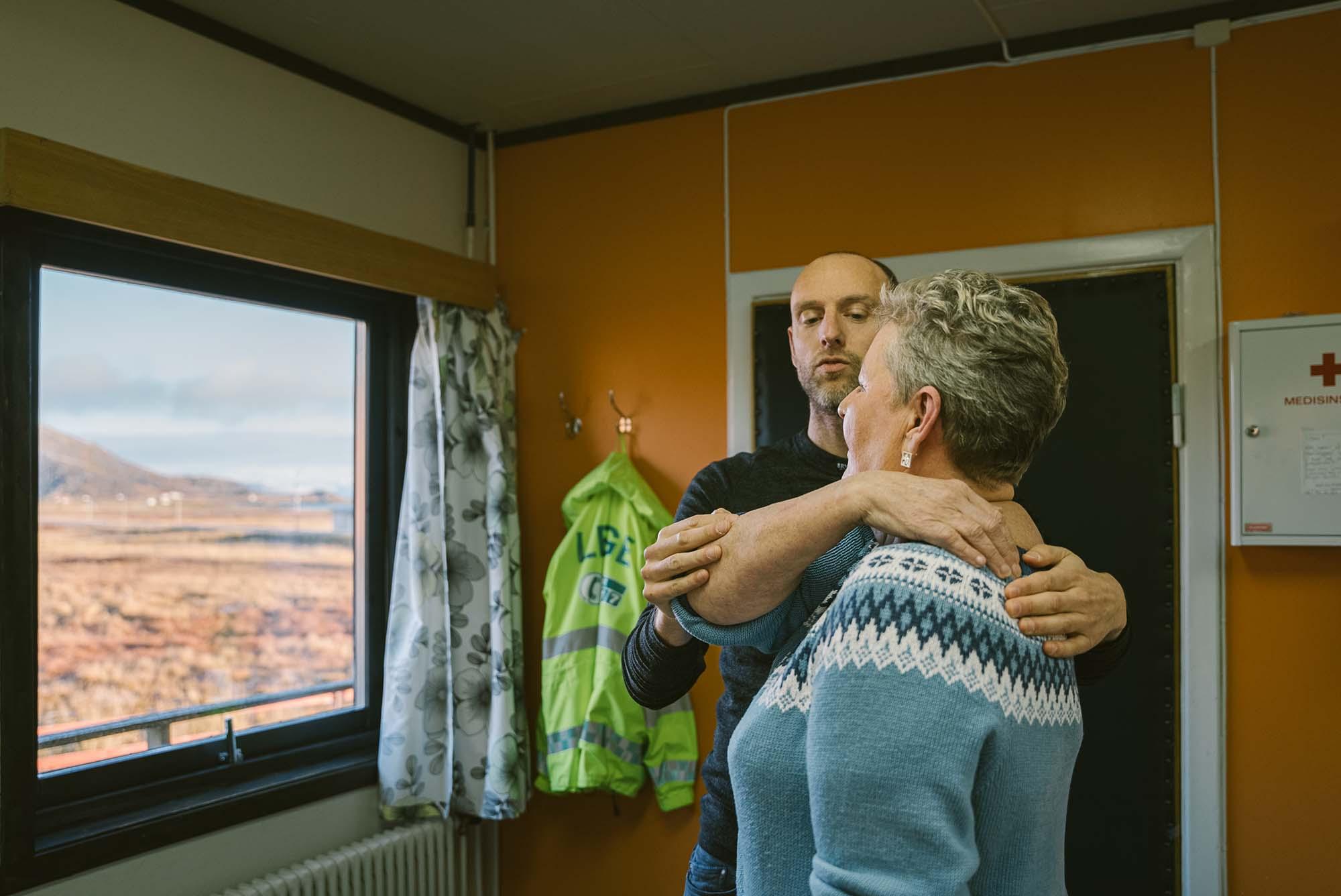 Fotoet viser fastlege Erik på kontoret sitt mens han undersøker en pasient