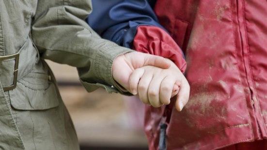 Nærbilde av to barn som holder hender