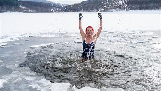 Illustrasjonsfoto av kvinne som bader i iskaldt vann