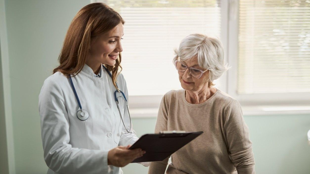 illustrasjonsfotoet viser eldre kvinne hos kvinnelig lege