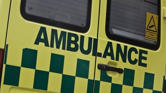 Nærbilde av bakdørene på en ambulanse