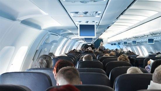 Illustrasjonsfoto av en flykabin med flere mennesker.