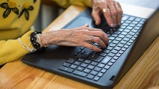 Eldre skriver på pc