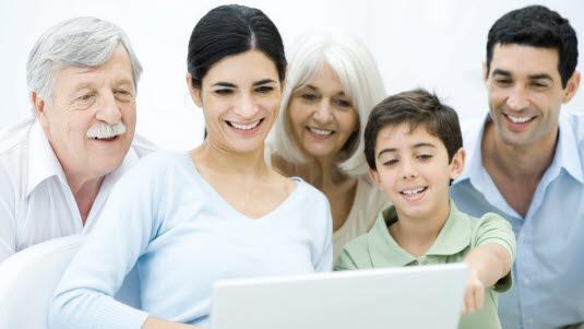 Familie med pc