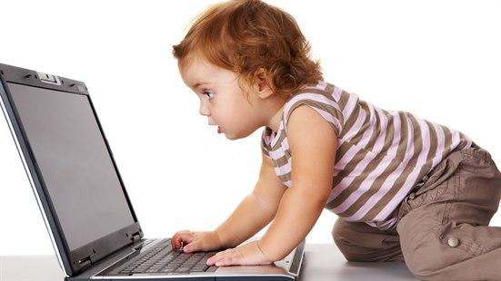 Småbarn med laptop