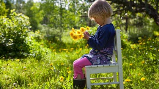 jente i blomstereng
