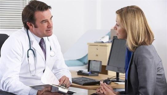 Illustrasjonsfotoet viser en mannlig lege og en kvinnelig pasient i legekonsultasjon