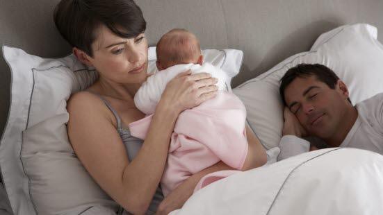 Mødre sover dårligere enn fedre