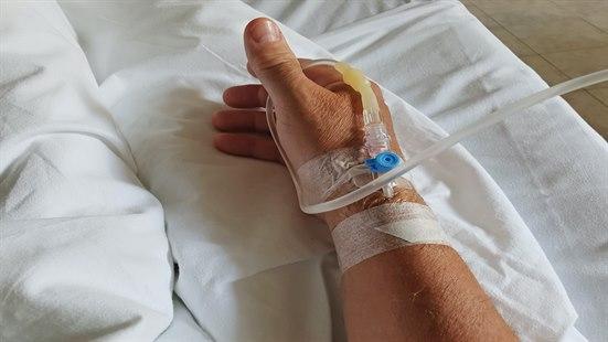 Bilde av en underarm med innlagt intravenøst kateter.
