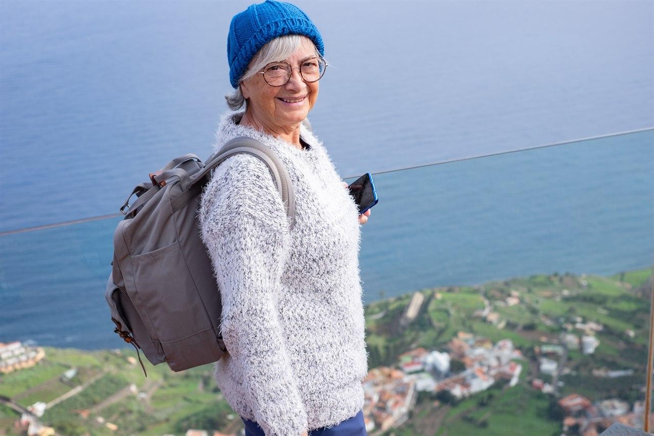 Illustrasjonsfotoet viser en eldre dame på tur på fjellet