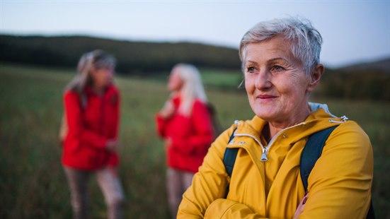 Illustrasjonsfoto av tre kvinner som er ute på tur i naturen. En kvinne står i front.