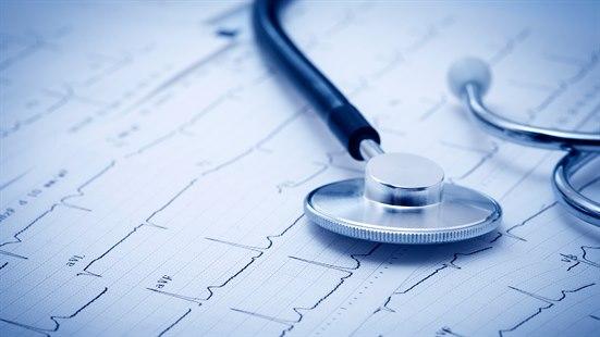 Illustrasjonsfotoet viser en EKG strimmel og et stetoskop