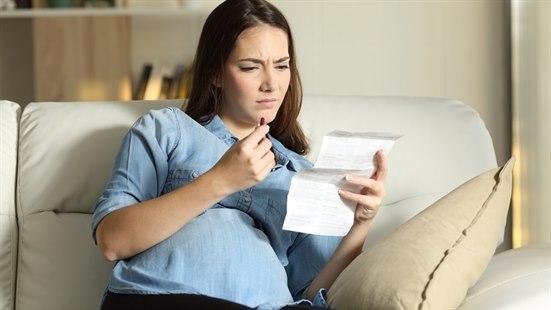 Skrepisk gravid kvinne leser pakningsvedlegg for legemiddel