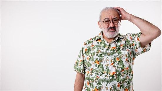 Illustrasjonsfotoet viser en eldre mann som ser forvirret ut og tar seg til hodet