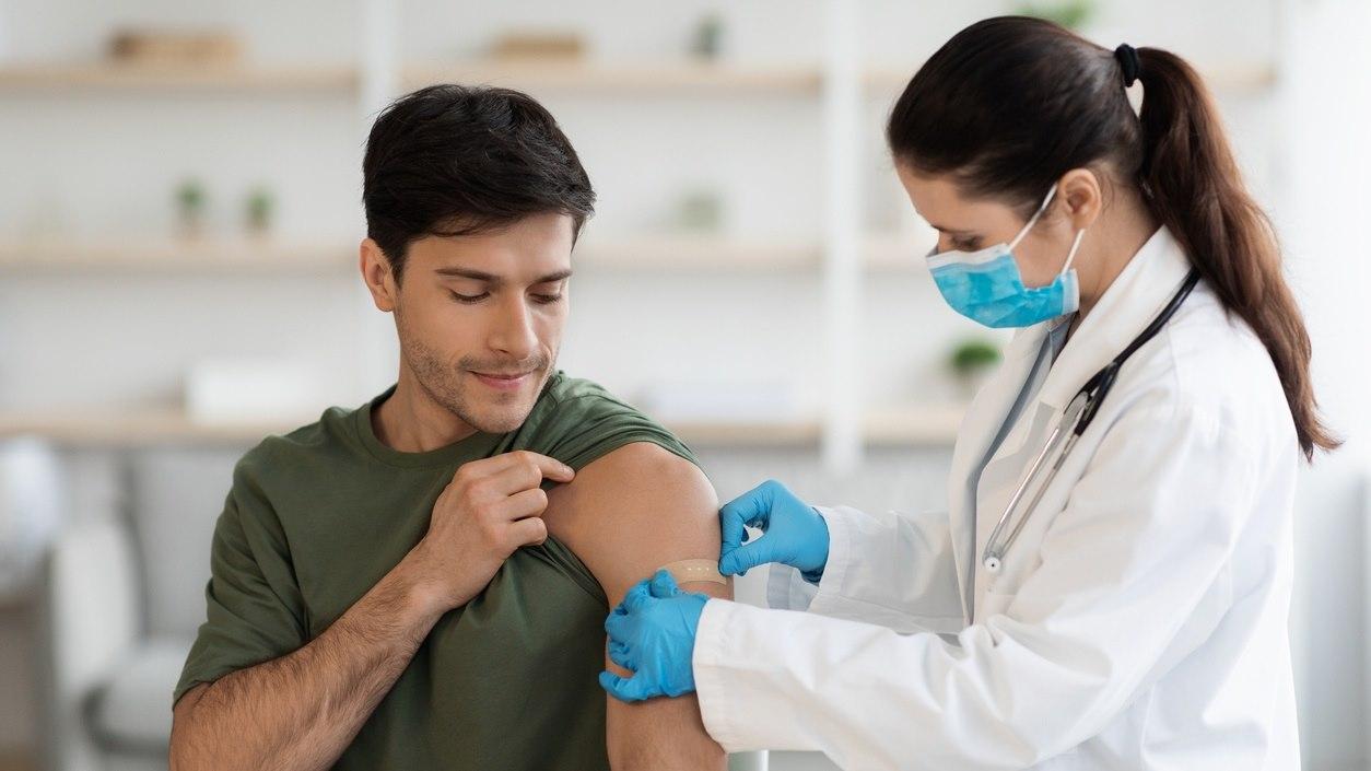 Illustrasjonsfotoet viser en ung mann som vaksinerer seg mot HPV