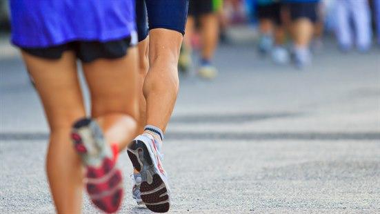 Illustrasjonsfotoet viser to joggere sett bakfra og flere andre løpere skimtes i bakgrunnen