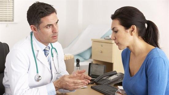 Illustrasjonsfotoet viser en kvinne som har en legekonsultasjon med en mannlig lege