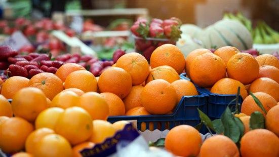 Illustrasjonsfoto av mange appelsiner på et marked.