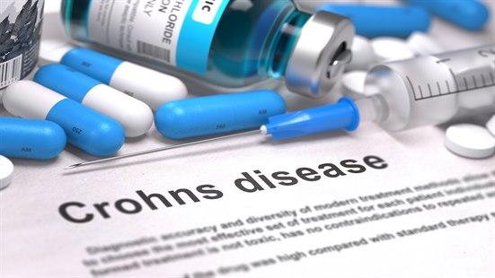 Bilde med tekst "Crohns disease" og diverse medisiner som brukes i behandlingen.