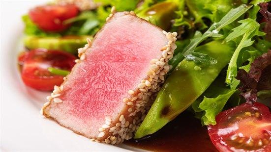 Bilde av et stykke tunafisk i en salat.