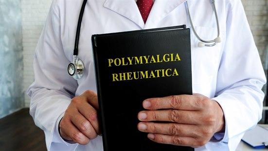 Fotoet viser overkroppen en mannlig lege i hvit frakk som holder en svart bok i venstre hånda med tittelen "Polymyalgia rheumatica".