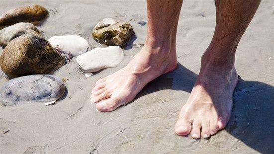 Illustrasjonsfotoet viser føtter på en strand