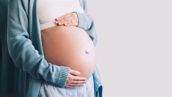 Illustrasjonsfotoet viser magen til en gravid kvinne