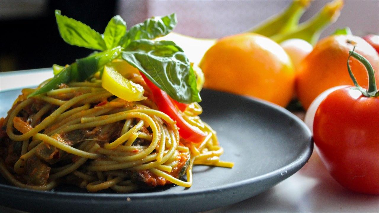 Bildet viser en middagsrett med spagetti og grønnsaker