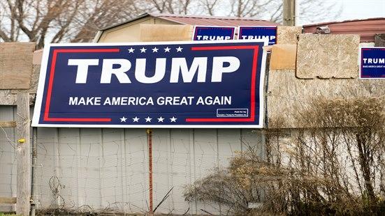 Bilde av plakat der det står "TRUMP, Make America Great Again"