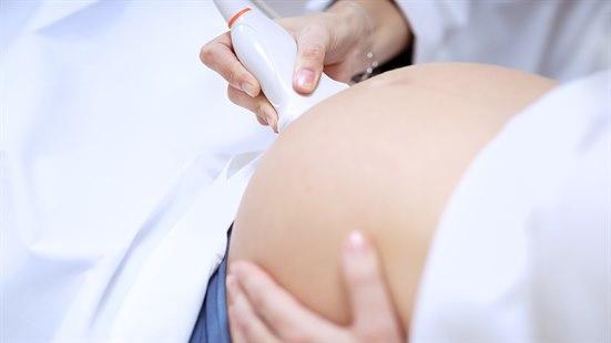 Illustrasjonsfotoet viser et nærbilde av en gravid mage blir undersøkt med ultralyd