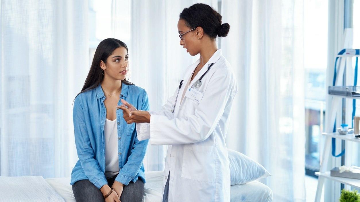 Illustrasjonsfotoet viser en yngre kvinne hos legen sin