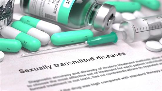 Bilde av kapsler, sprøyte og glass med vaksine, med undertittel Sexually transmitted disease.