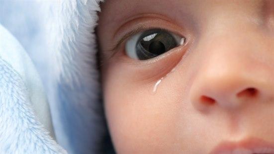 Illustrasjonsfotoet viser nærbilde av øye som renner hos en baby