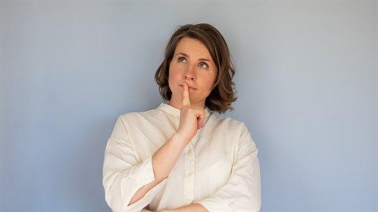 Illustrasjonsfotoet viser en tankefull kvinne