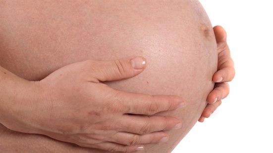 Illustrasjonsfoto av en gravid mage fra siden.