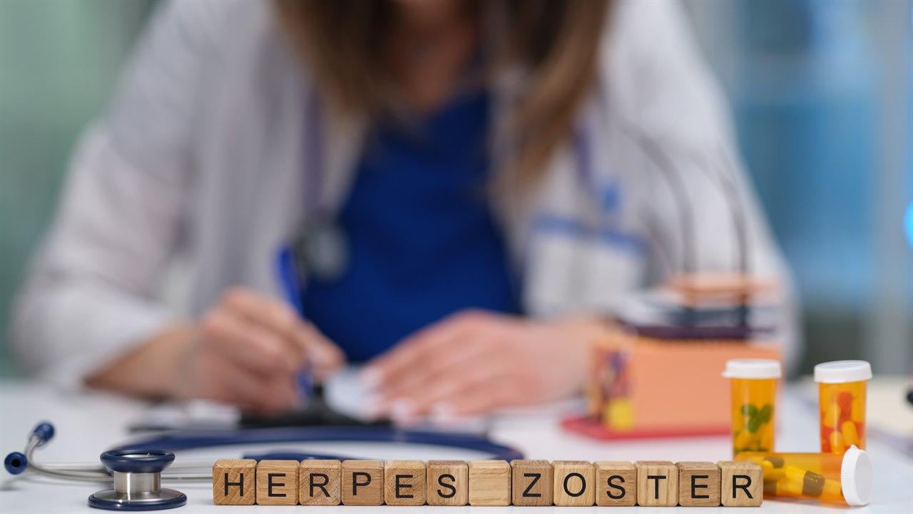 Illustrasjonsfoto av en lege, i front står bokstavene: Herpes zoster