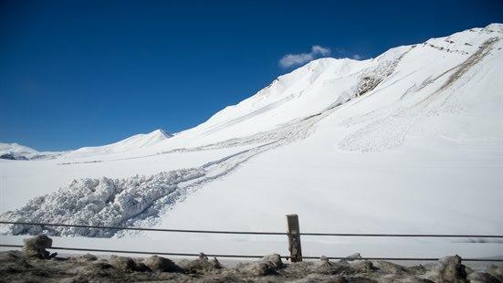 Bilde av en fjellside med et snøskred.