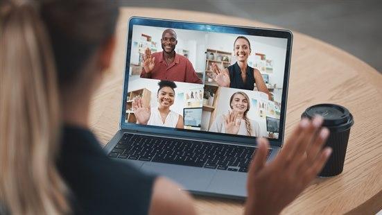 Illustrasjonsfoto av kvinne med blondt hår ser på en pc-skjerm. På skjermen ser vi fire andre personer i et videomøtevindu.