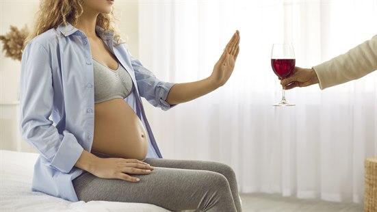 Illustrasjonsfotoet viser en gravid kvinne som avviser et glass vin