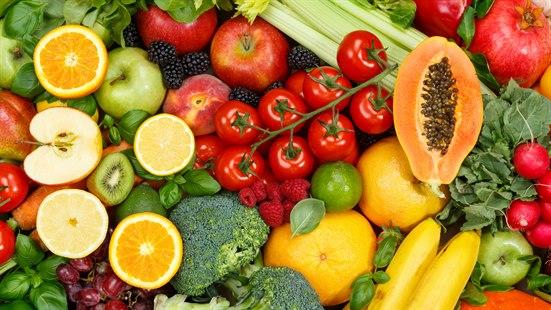 Illustrasjonsfoto av mange ulike frukt og grønnsaker.
