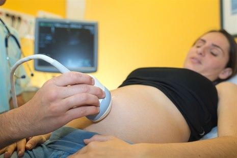 Illustrasjonsfotoet viser en gravid kvinne som får utført en ultralydundersøkelse