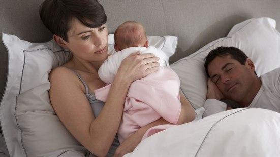 Mødre sover dårligere enn fedre