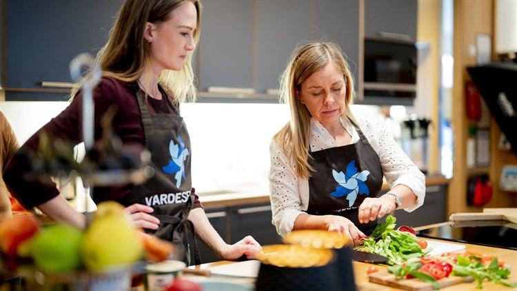 Foto fra Vardesenteret. To kvinner tilbereder mat.