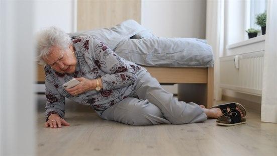 Illustrasjonsfotoet viser en eldre kvinne som har falt i hjemmet
