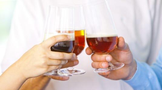 Illustrasjonsfotoet viser nærbilde av tre glass med alkohol som det skåles med