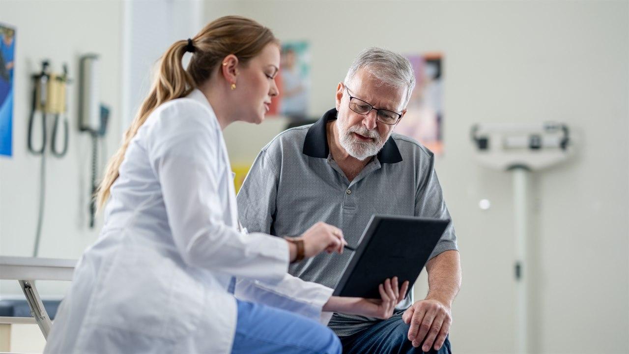 Illustrasjonsbilde viser en kvinnelig lege som forklarer testresultat til en pasient