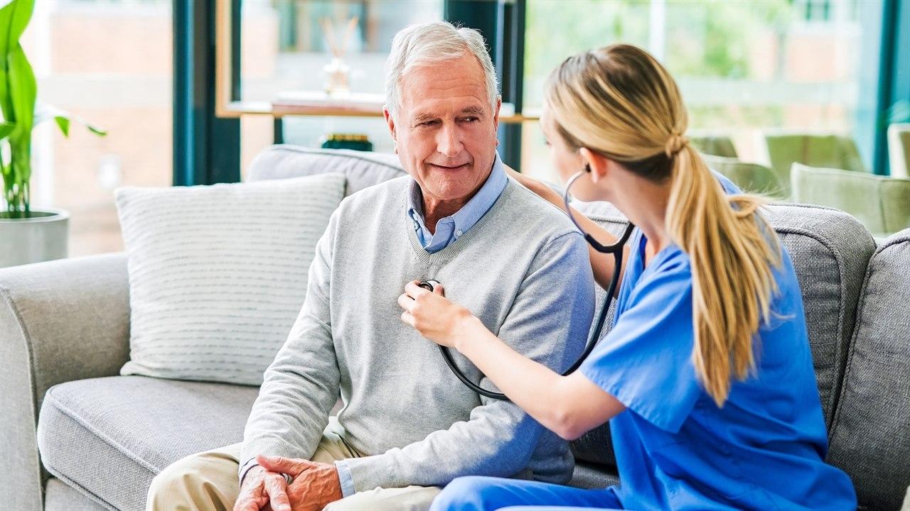 Illustrasjonsfotoet viser bilde av eldre mann som får hjerte sjekket av kvinnelig lege