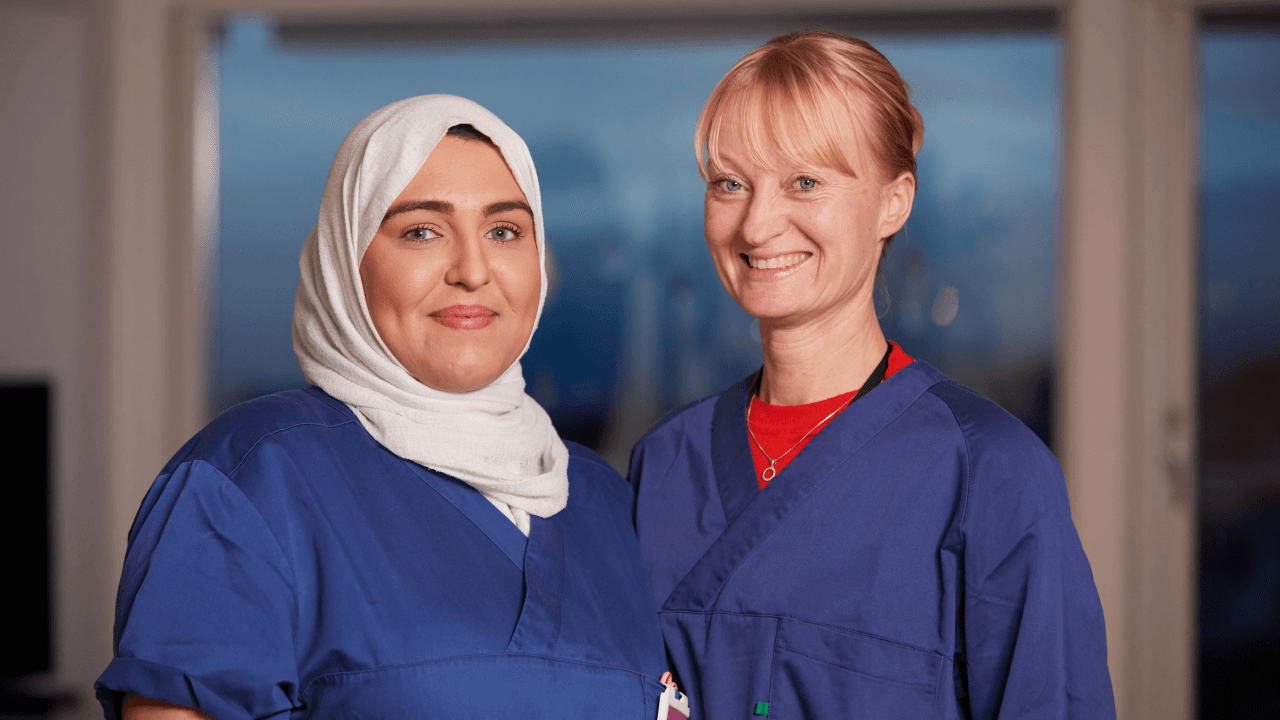 Illustrasjonsfotoet viser to helsefagarbiedere. To kvinner, en iført hijab