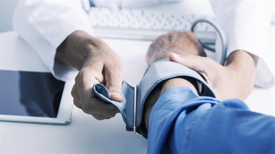Illustrasjonsfotoet viser en arm og en blodtrykksmansjett som er i ferd med å settes på