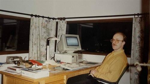 Bildet viser Terje Johannessen på hjemmekontor på 1990-tallet.